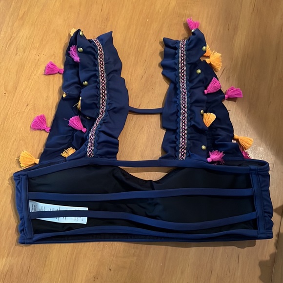 Gorgeous swimsuit top - Picture 2 of 2